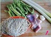 一般家里中午最常吃美为主食豆角焖面