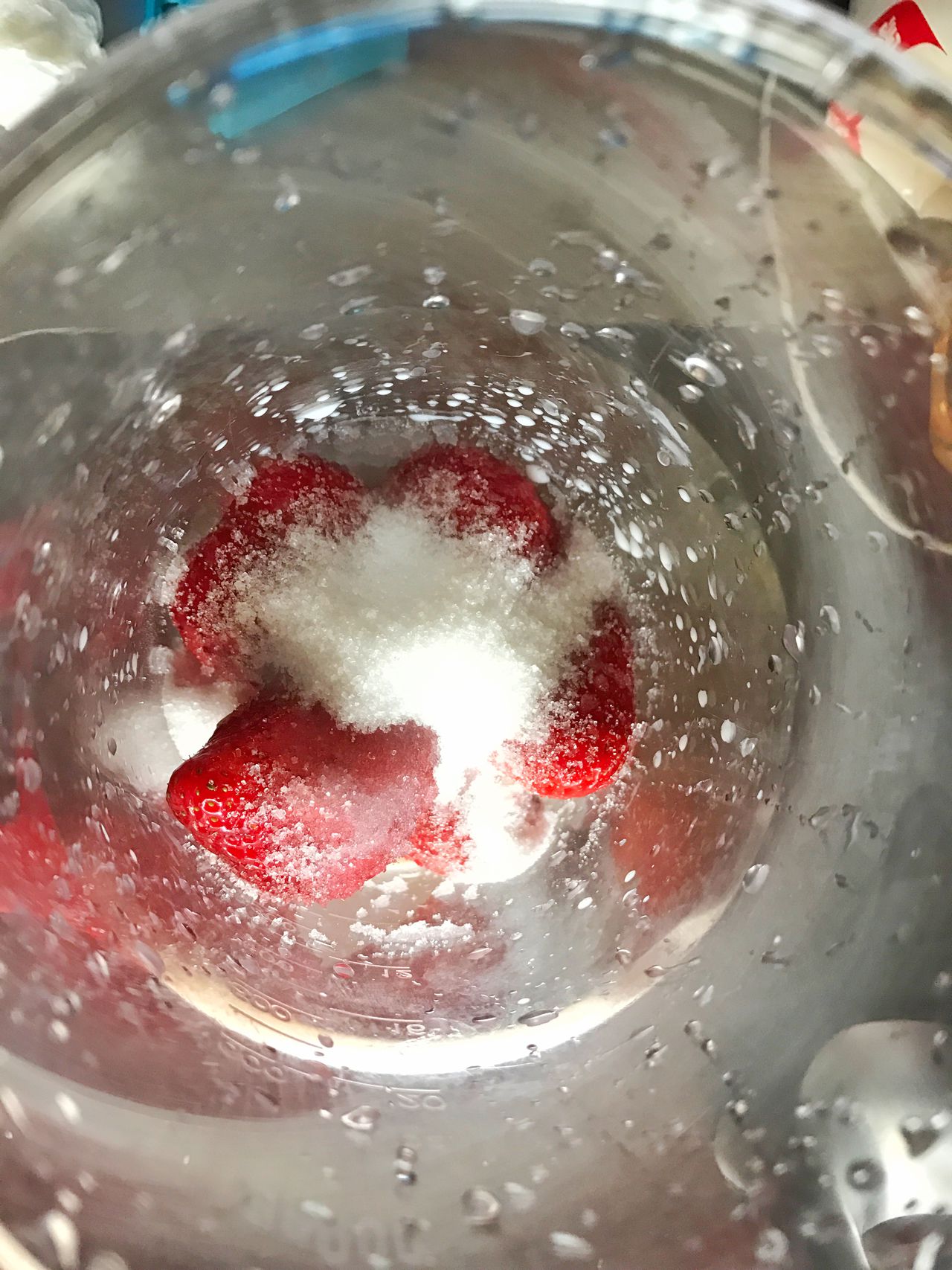 让我们一起学习草莓慕斯奶油蛋糕的做法吧