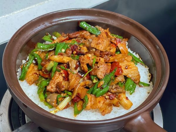 青椒平菇炒肉盖浇饭