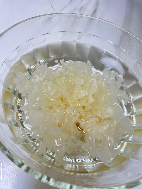 银耳莲子枸杞红枣百合汤