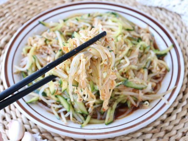 凉拌豆芽黄瓜金针菇