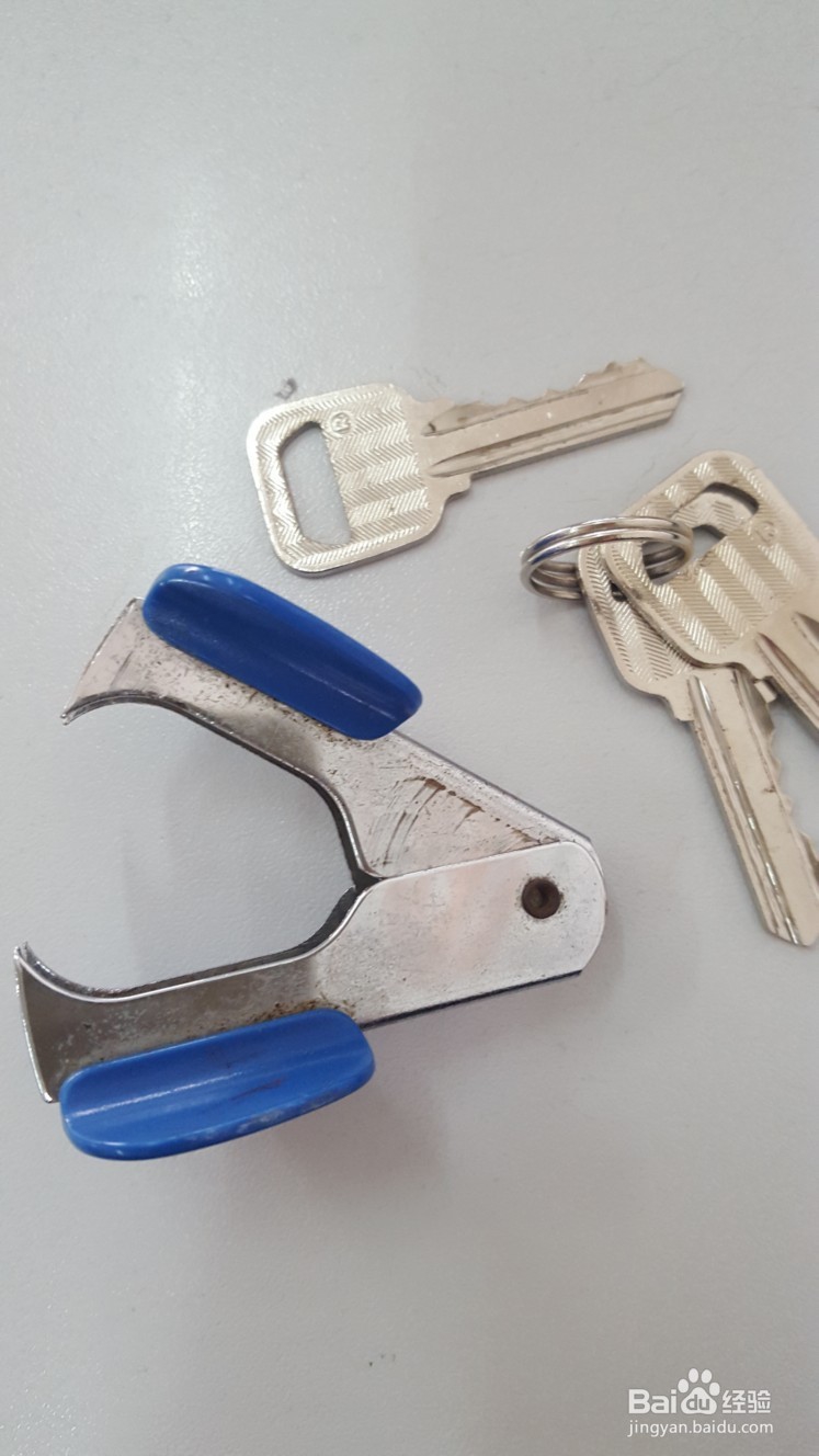 如何轻松不伤指甲从钥匙圈里取下钥匙
