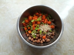 健康养生佳品芹菜胡萝卜拌花生米的做法
