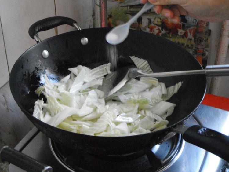 白菜炒豆皮的做法，妈妈们快收！