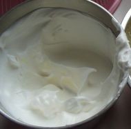 甜香扑鼻的小熊草莓蛋糕