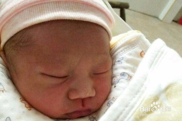 宝宝喝母乳老是呛到怎么办