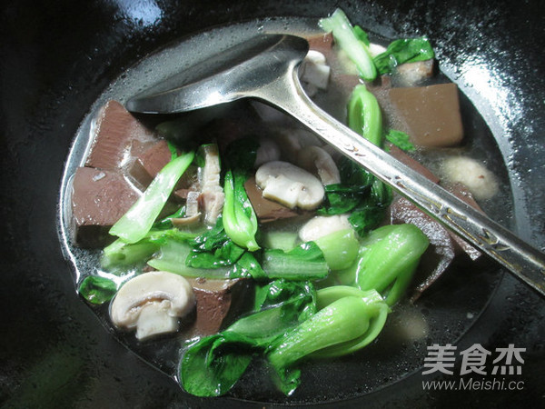 鸡毛菜蘑菇煮鸭血
