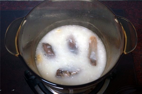 焖烧腊鸭头稀饭