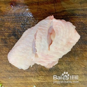 好吃到吮指的蒜香鸡翅制作步骤！