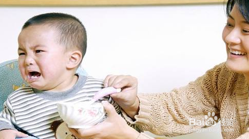 怎样训练宝宝自己吃饭?