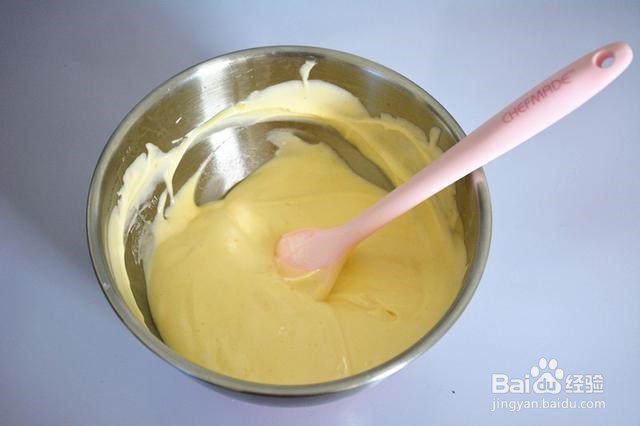 松软蓬松可妮兔纸杯蛋糕