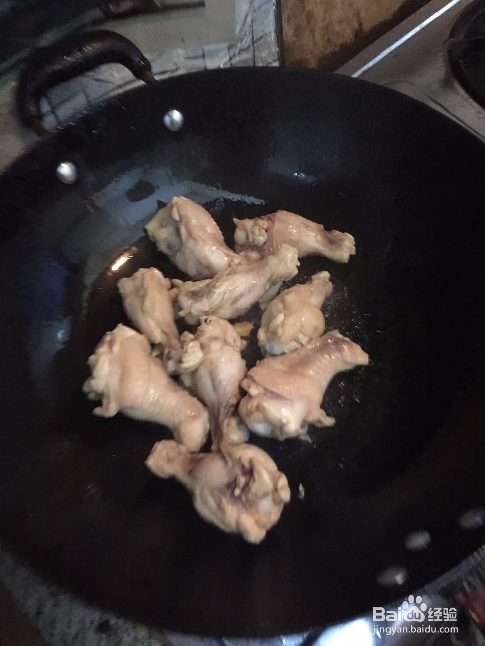 酱汁鸡翅根的做法哦,配料只有葱姜