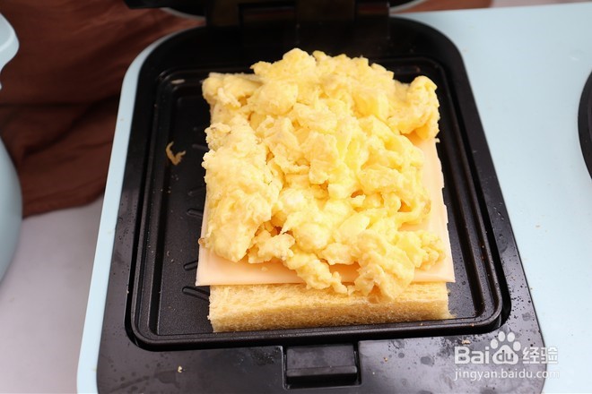 滑蛋芝士三明治的做法