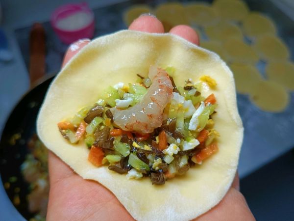 黄瓜鸡蛋虾仁酸汤水饺