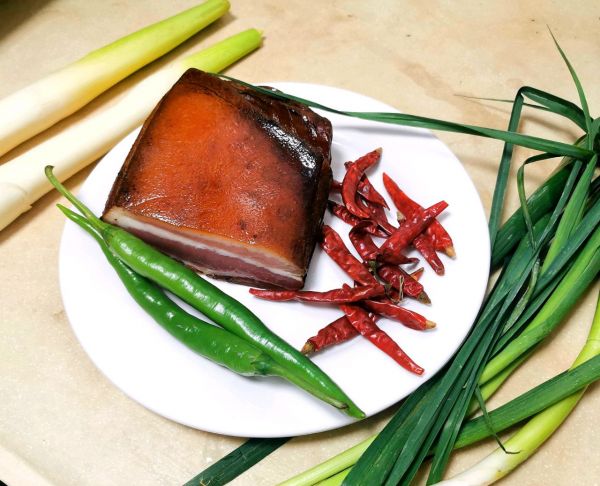 蒜苗鲜笋爆炒烟熏肉