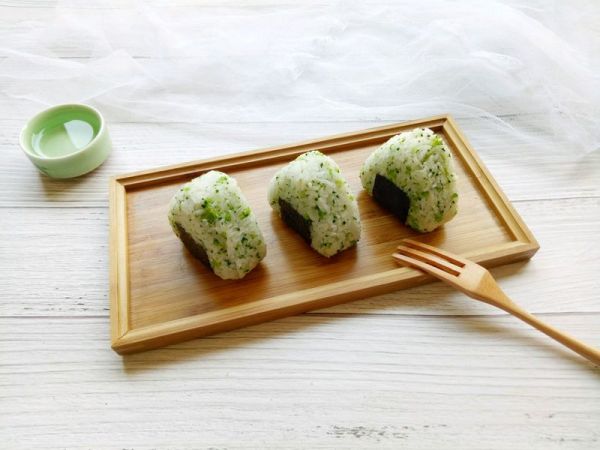 西兰花肉松饭团