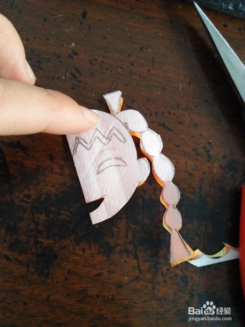 如何用纸剪简单的小萝莉头像