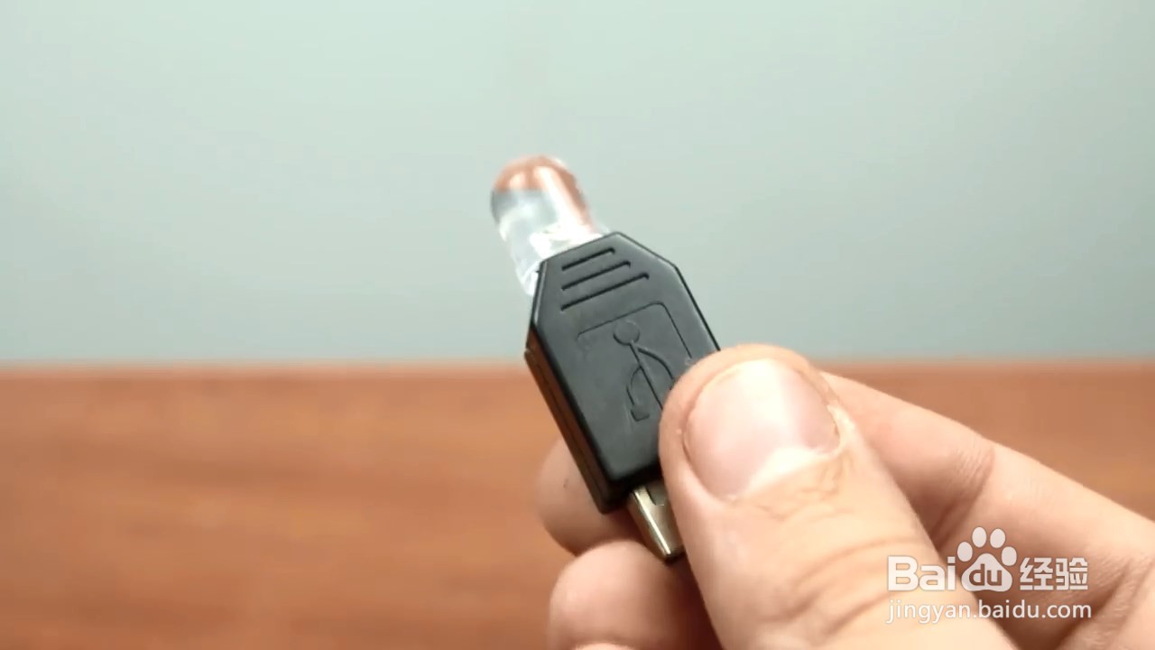 充电器的头没用了不要丢，还能做成小灯泡哦