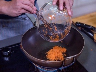 蟹黄豆腐煲怎么做？