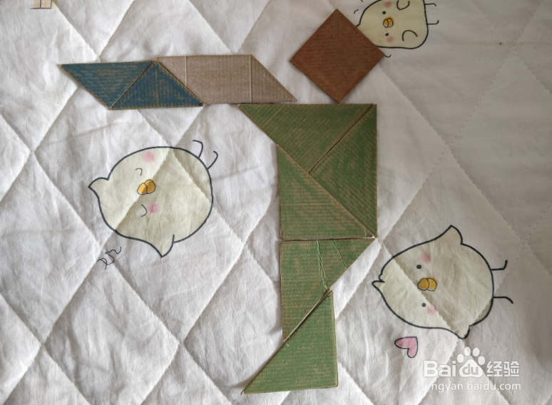 用九巧板怎么拼一个看万花筒的小朋友呢?