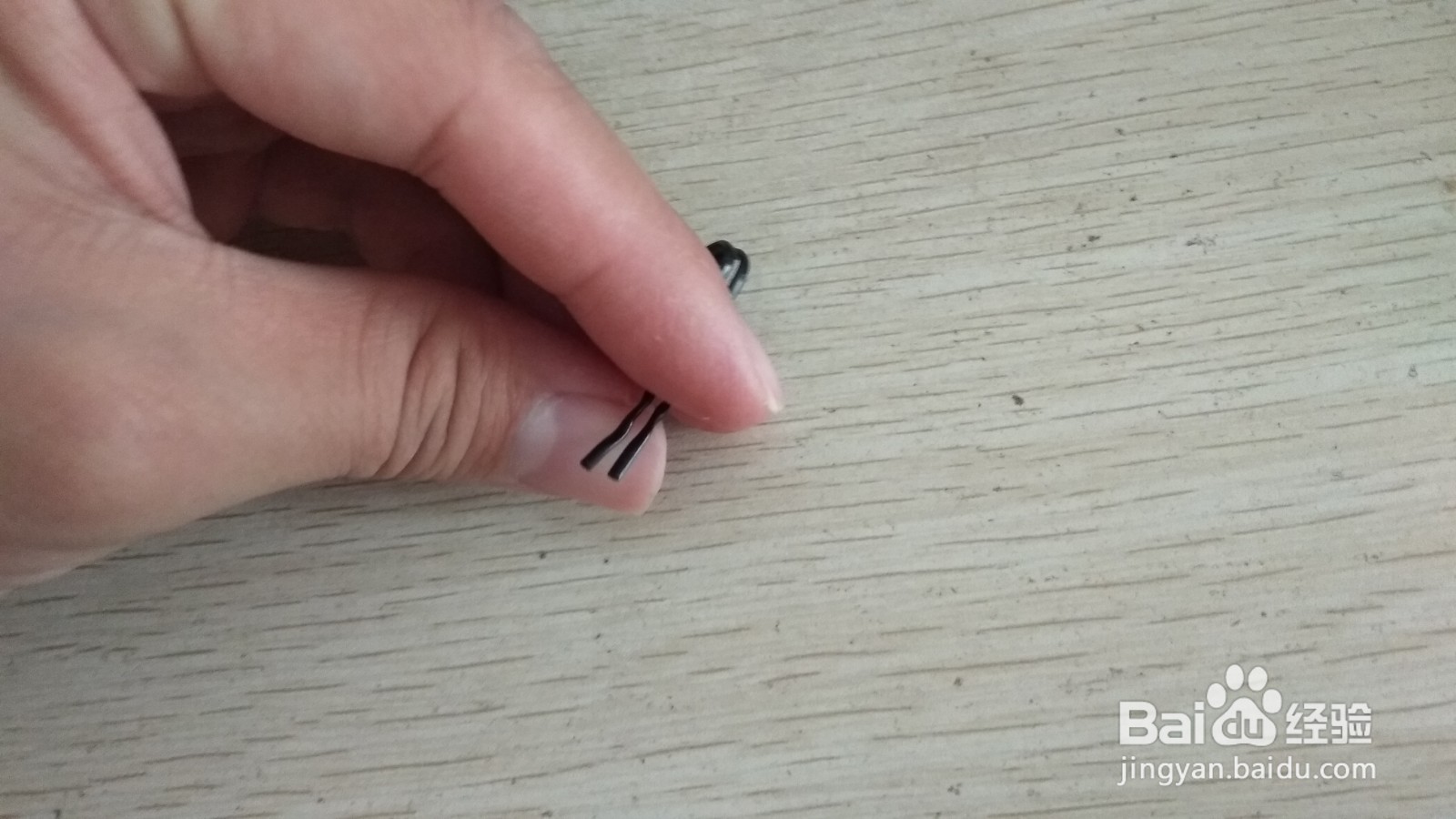 如何用一个数据线绑绳做有凹槽的中性笔的支架