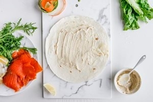 在家制作美味的烟熏三文鱼蛋白粉卷饼运动餐