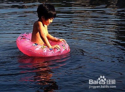 夏天到了，孩子玩水要注意什么问题。