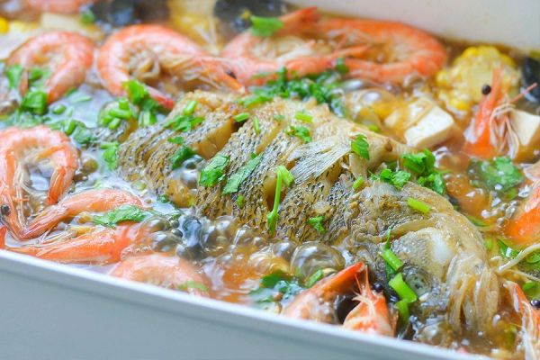 家常酱香鲜虾鲈鱼煲