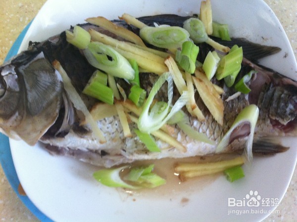 粤式清蒸鲫鱼的做法