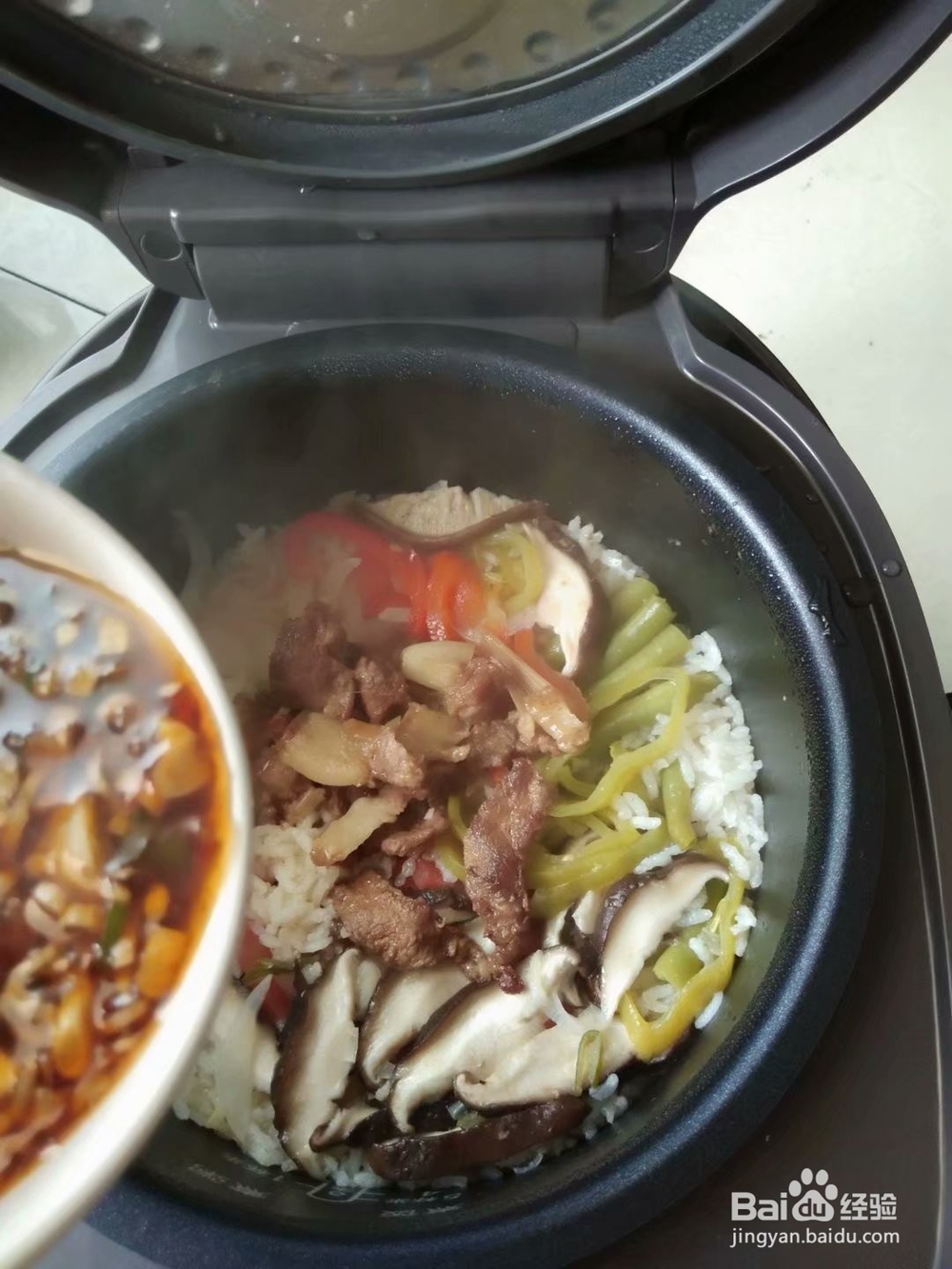 电饭煲制作美味的煲仔饭