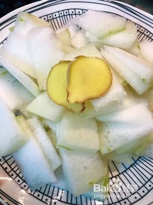 如何制作鲜美的青梅汁虾仁烧姜丝冬瓜