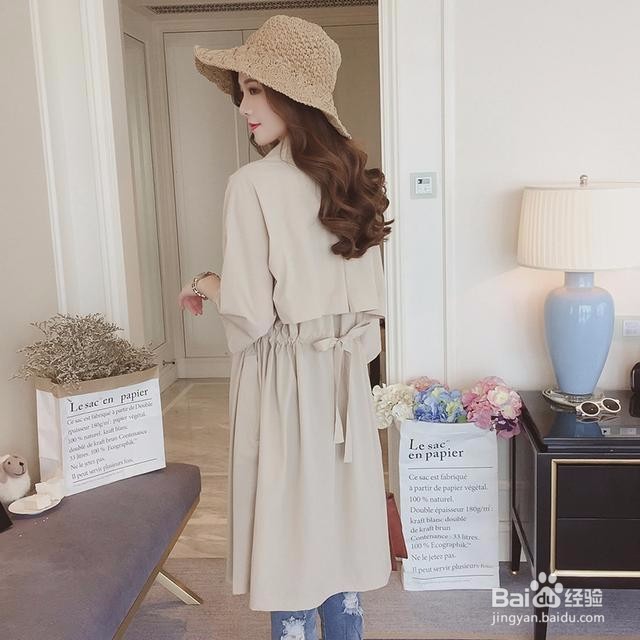 微凉初秋，一款时尚气质的风衣让你变身都市丽人