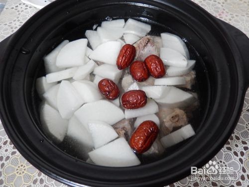 如何用烤箱炖汤：萝卜排骨汤