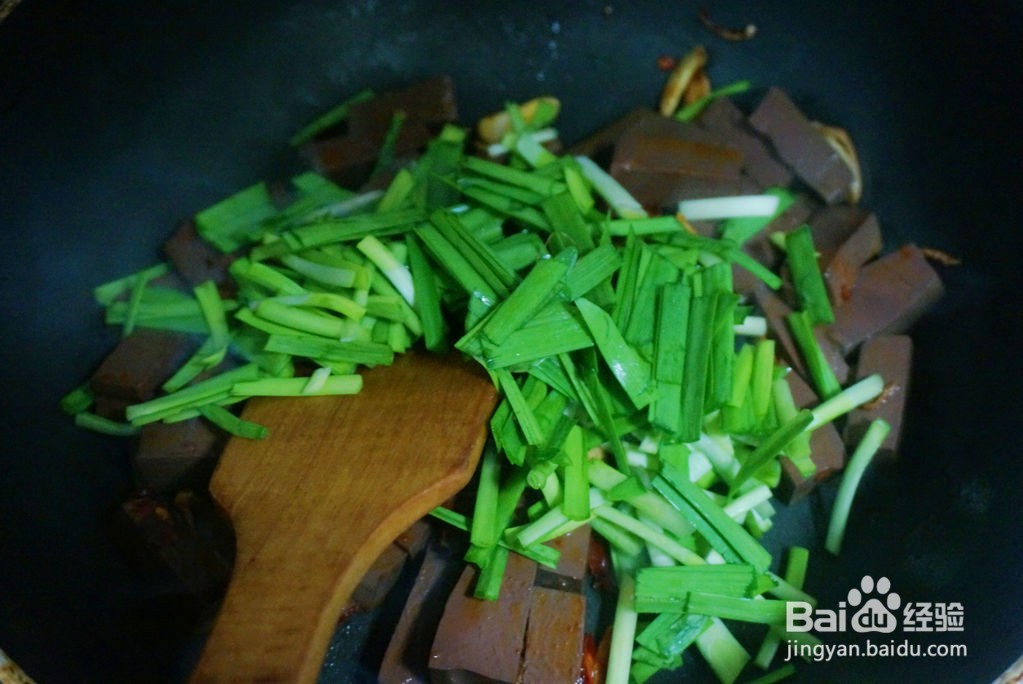 韭菜炒鸭血的做法