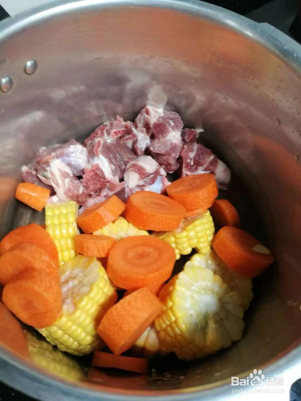 煲一个美味的胡萝卜玉米红枣枸杞排骨汤