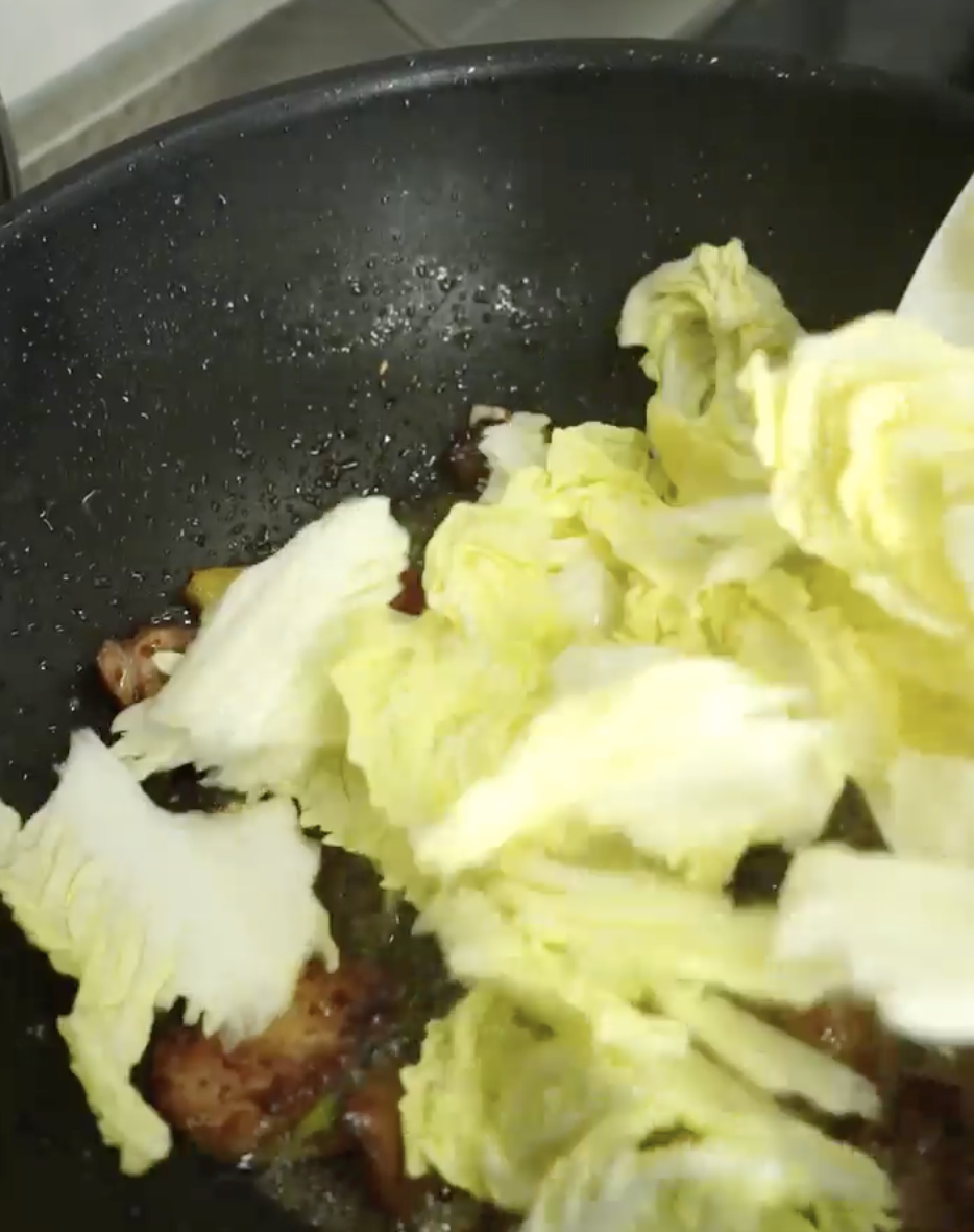 白菜炒肉怎么做？