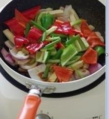 制作美味的小炒五花肉