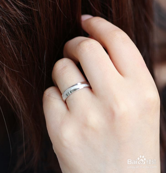 情侣戒指带在哪个手指?