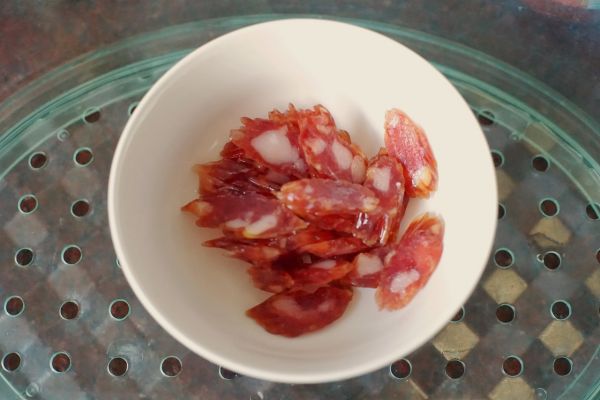 广式腊味滑鸡煲仔饭