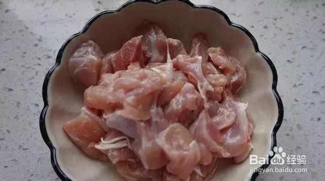 如何做三色鸡丁。