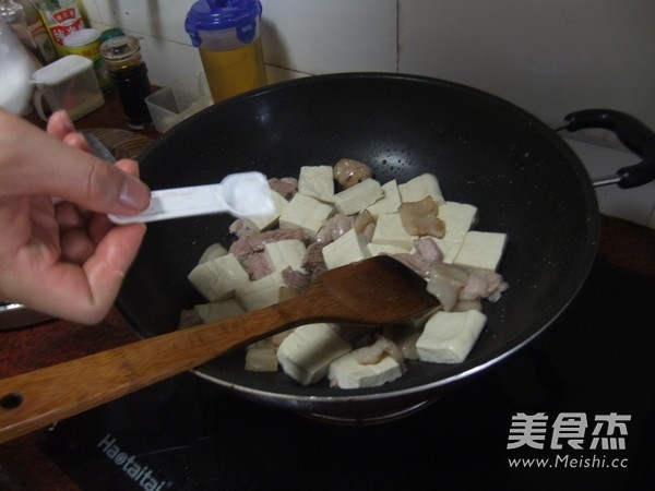 五花肉焖豆腐