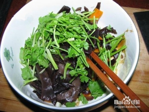 凉拌香菜木耳